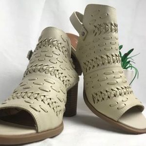 Cloudwalker Alba sandals. Cream color. Sz 8W NIB